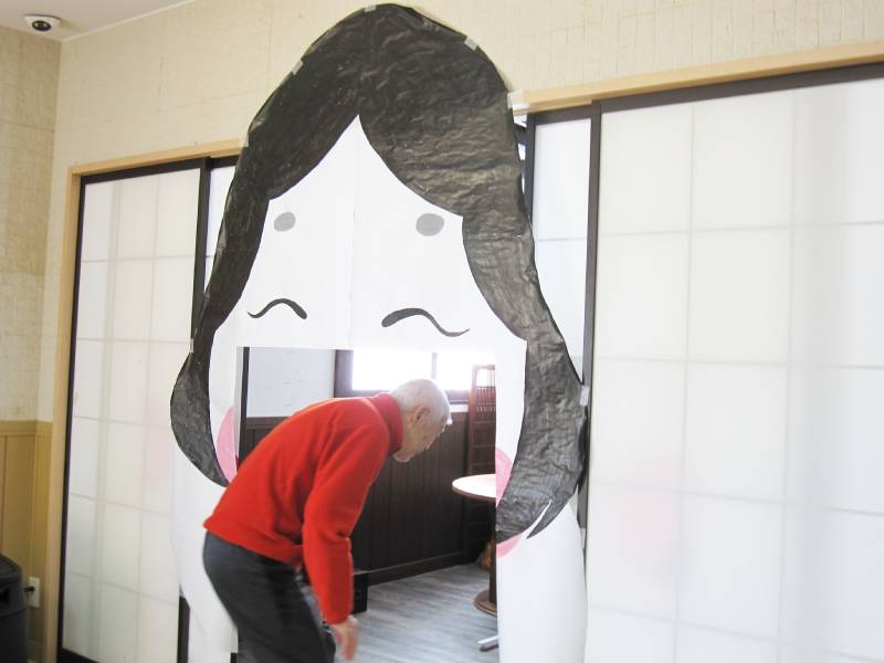 特製のお多福門をくぐる「お多福くぐり」も体験。